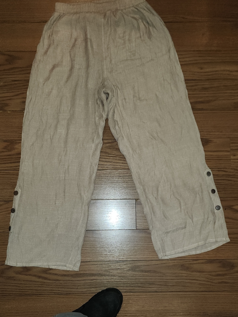 Women's Beige Linen-Blend Button-Hem Capri Pants